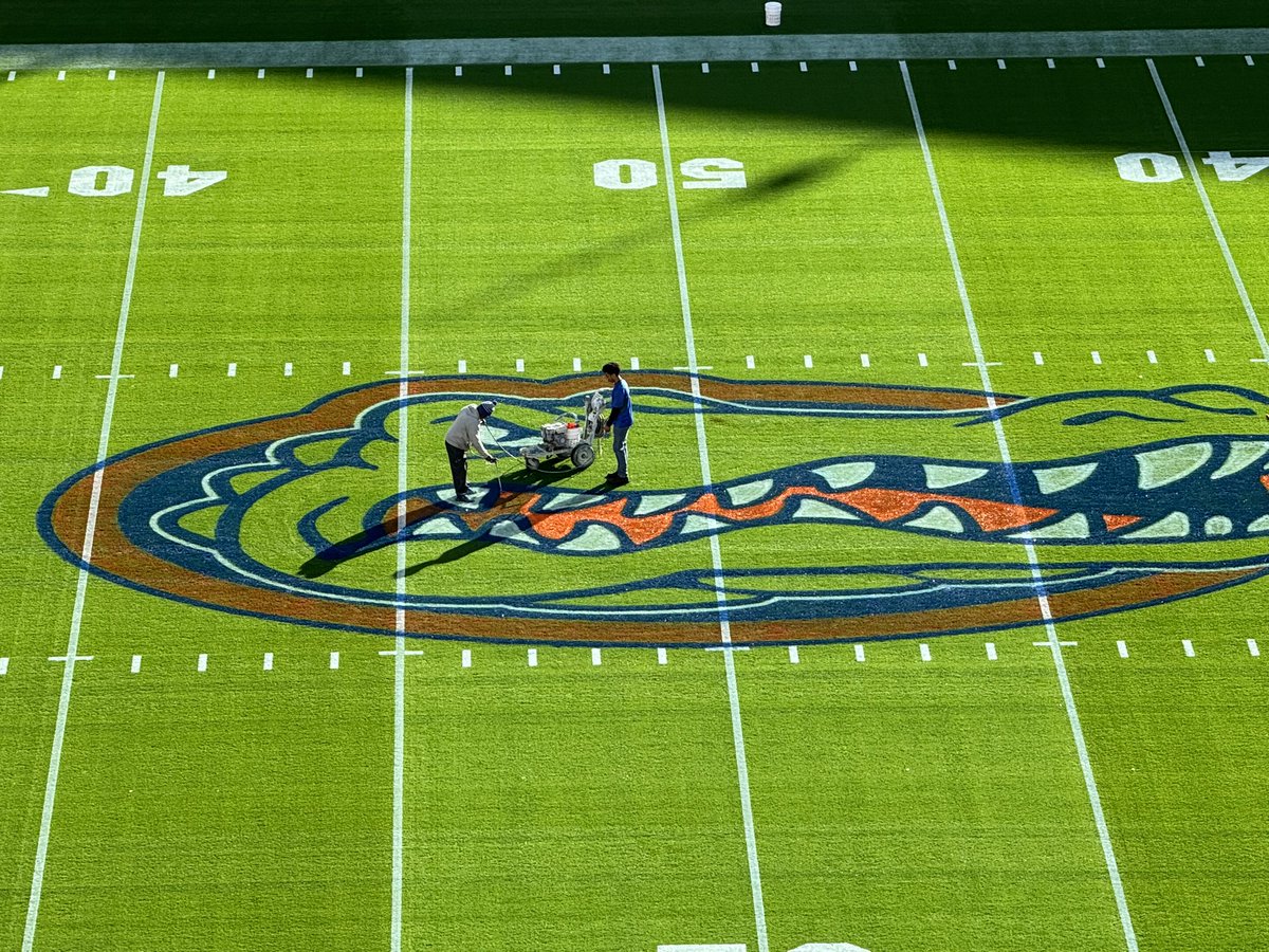 GatorTurfStaff's tweet photo. Happy Thanksgiving! #GoGators https://t.co/7NX3TcJVLp