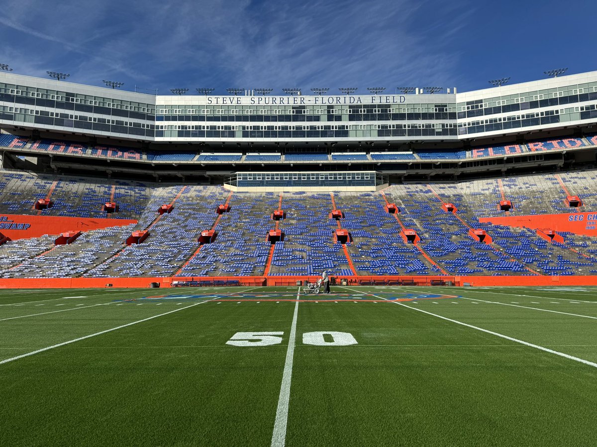 GatorTurfStaff's tweet photo. Happy Thanksgiving! #GoGators https://t.co/7NX3TcJVLp