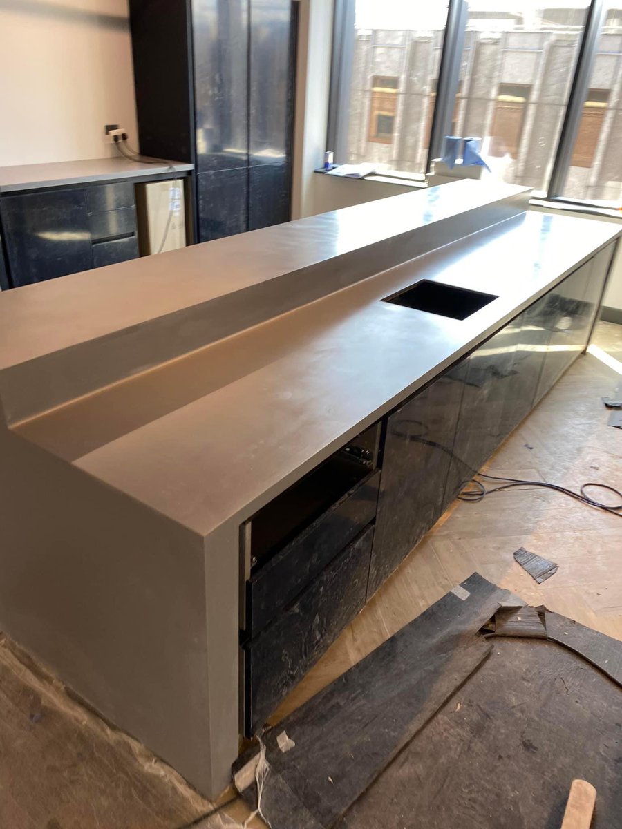 Here we have a custom elegent grey worktop with 2 drop-down legs, coved upstand that joints onto a breakfast bar, all made to look like 1 peace 🌟 20mm front edges with 100mm thick drop-down legs, with a beautiful brushed steel sink ✅ Contact us for all your worktop needs!