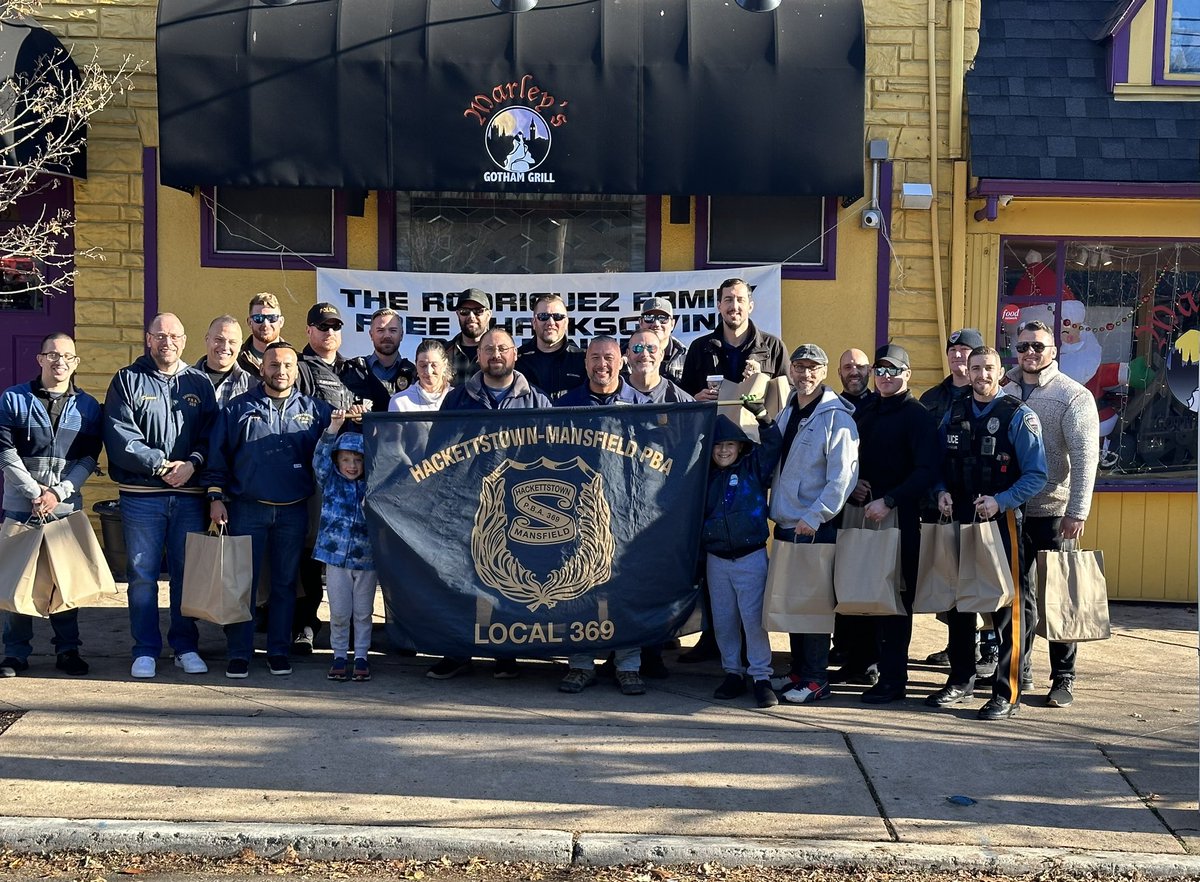HackettstownPD's tweet photo. On this Thanksgiving Day, members of Hackettstown-Mansfield @PBALocal369 purchased several Thanksgiving meals from @MarleysGotham and delivered them to seniors in Hackettstown, Mansfield Township, and surrounding areas. The PBA has been doing this for several years. https://t.co/yT4mGiDAMQ