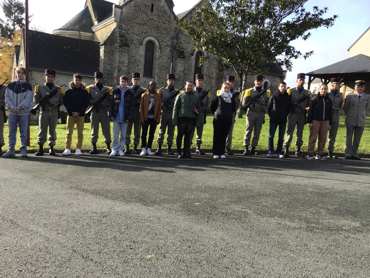 Commémoration du 11 novembre 2023 à Pruillé le Chétif. Les élèves de CM2 étaient présents pour chanter La Marseillaise. Les élèves de 3ème B option « classe défense » étaient tous présents.