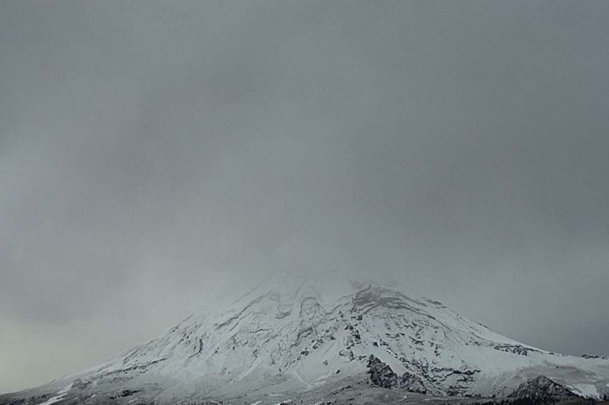 El_Universal_Mx's tweet photo. 🤩  ¡Hermosas postales del Popocatépetl! 

❄ Cubierto de nieve, así luce esta mañana Don Goyo 

📸 Fotos: Webcams de México https://t.co/FUFDzA3M50