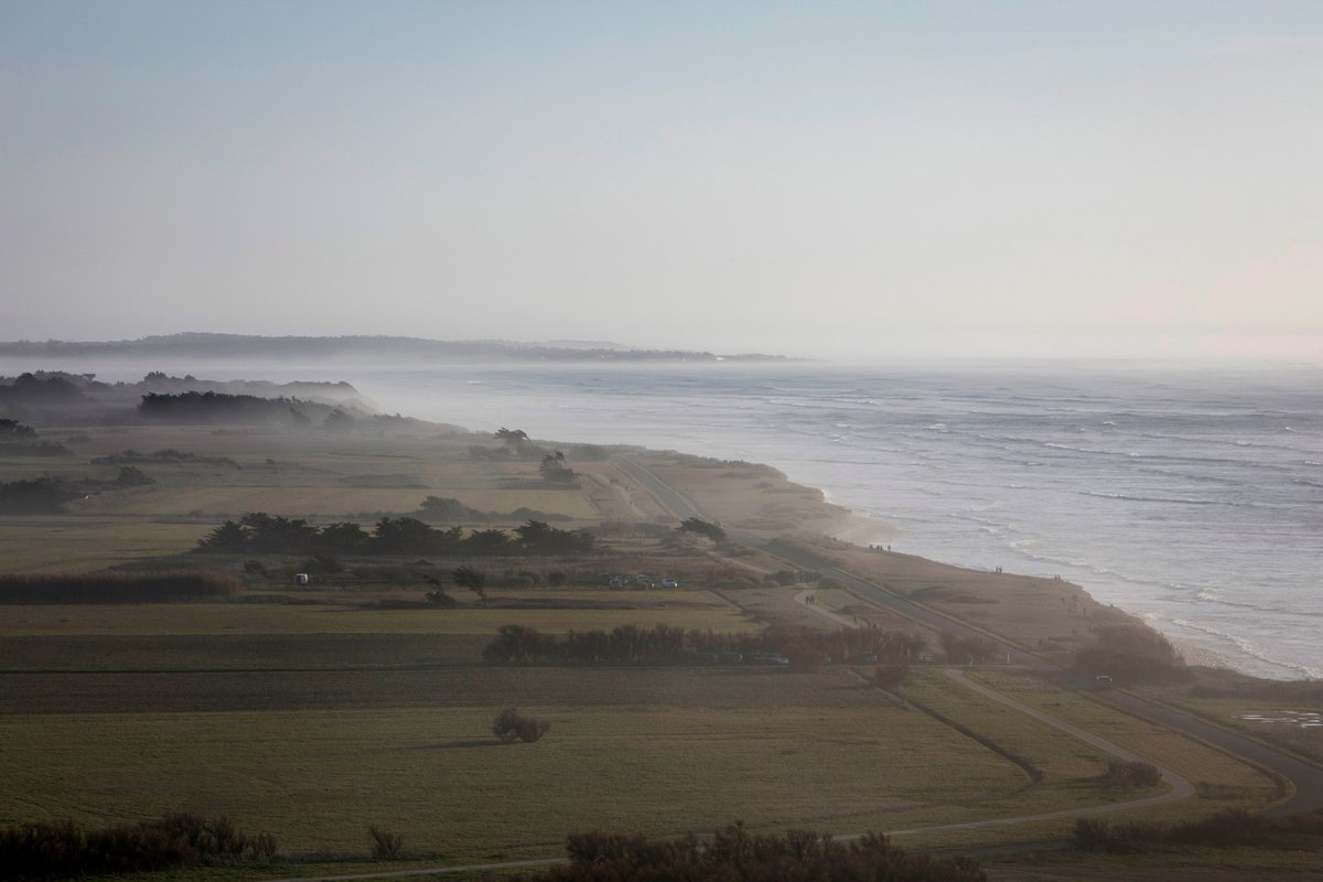 📸#JeudiPhoto Partons en balade autour du Phare de Chassiron #SaintDenis #Oléron 🚶🎒

Magnifique pointe littorale, avec des vues exceptionnelles sur le pertuis d'Antioche, l'estran et ses écluses à poissons. 

#EchappeesNature 💚💙
👉la.charente-maritime.fr/echappees-natu…