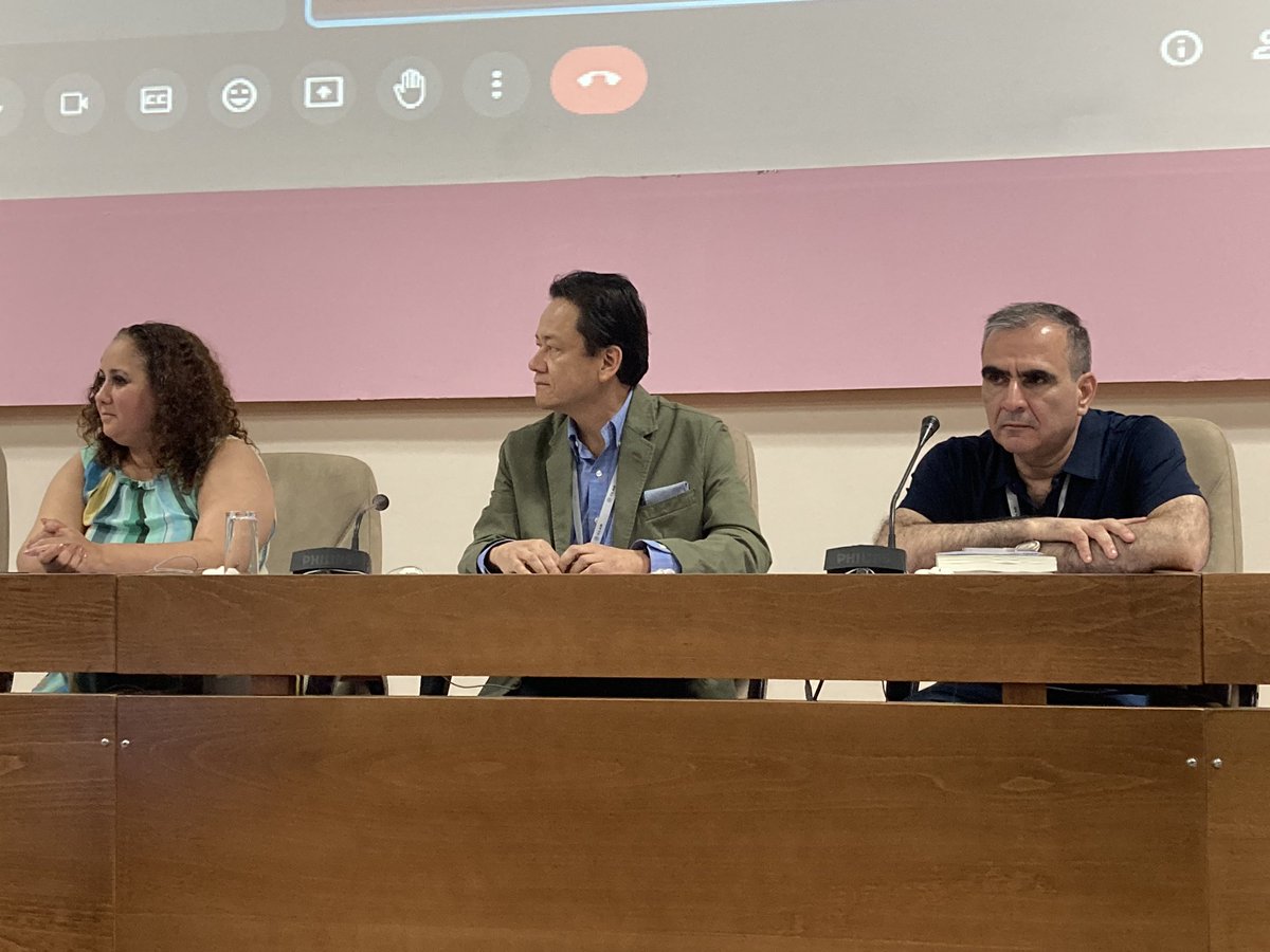rafmartinezpuon's tweet photo. Presentando mi más reciente publicación en el Congreso del CLAD, que se celebra en la Habana, Cuba, evento conducido por el amigo y colega Manuel Arenilla. https://t.co/HWrWCb01Ym