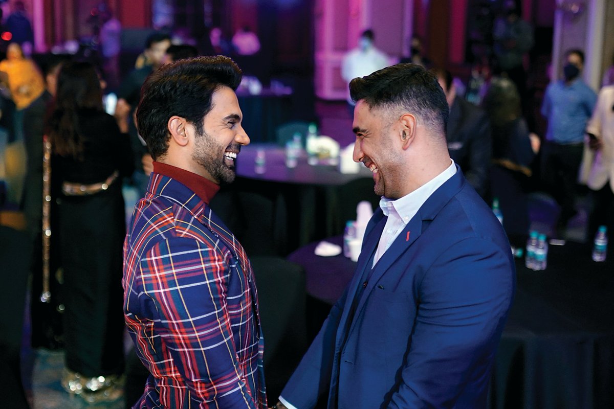 #FilmfareArchives: Throwback to when #RajkummarRao and #AmitSadh shared a humorous moment at the Filmfare OTT Awards. 💙✨
