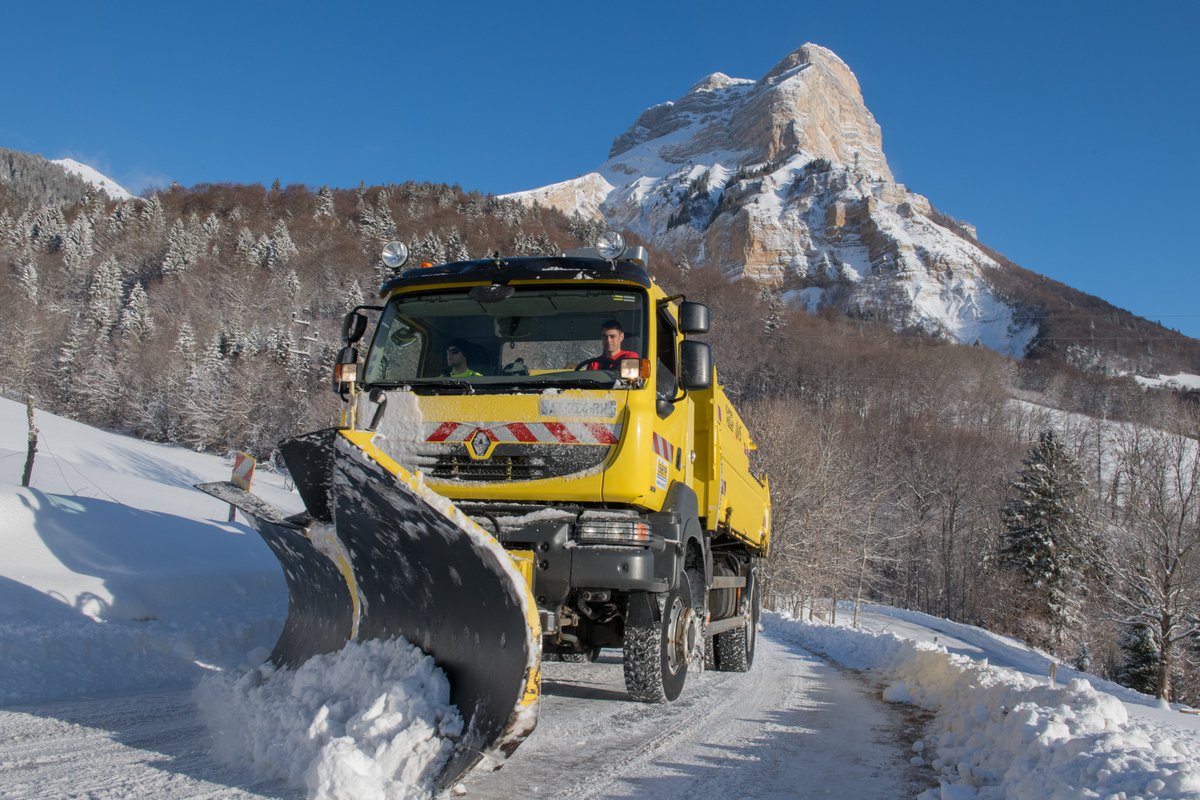 ❄️Déneigement, on est prêt !
Sur la route, il y a ce que nous faisons pour faciliter vos déplacements et votre sécurité 👁️‍🚧🧂🚚ℹ️
❄️Et ce que vous pouvez faire aussi :
- Adapter vos équipements (pneus, éclairage...)
- vérifier les conditions de circulation