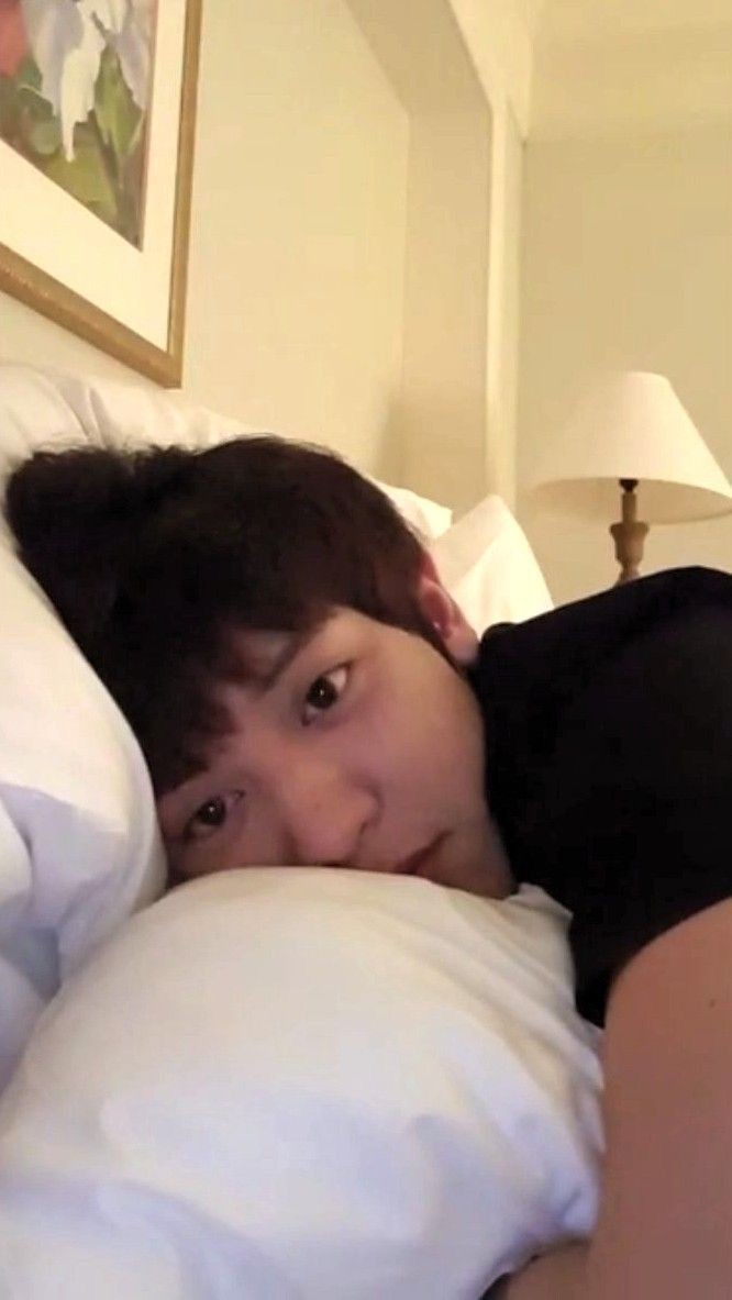 Baekbelac4's tweet photo. 🍒 : yaudah kamu tidur lagi ya biar cepet sembuh
🍓 : hung~ gak enak badan..hks..mual terus, perutnya kaya diaduk-aduk
🍒 : yaudah mas kesitu?
🍓 : adek tunggu~ pokoknya kalau mas udah pulang adek mau makan nasgor bareng hung~
🍒 : iya nanti kita beli ya
🍓 : hiks.. pusing..hump- https://t.co/Ju2eIc2Oj5