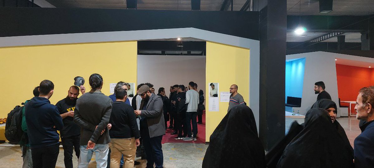 امروز وقتی از یادگارهایی که صابر به جا گذاشته و تاثیراتش برای پدر صابر می‌گفتم، تواماً بغض و افتخار رو در چهره‌اش می‌دیدم.

مراسم یادبود #صابر_راستی_کردار با حضور خانواده و اهالی اکوسیستم در کارخانه نوآوری شیراز.

فرد کت شلوار مشکی میانه تصویر که شنونده صحبت هاس پدر زنده یاد است.