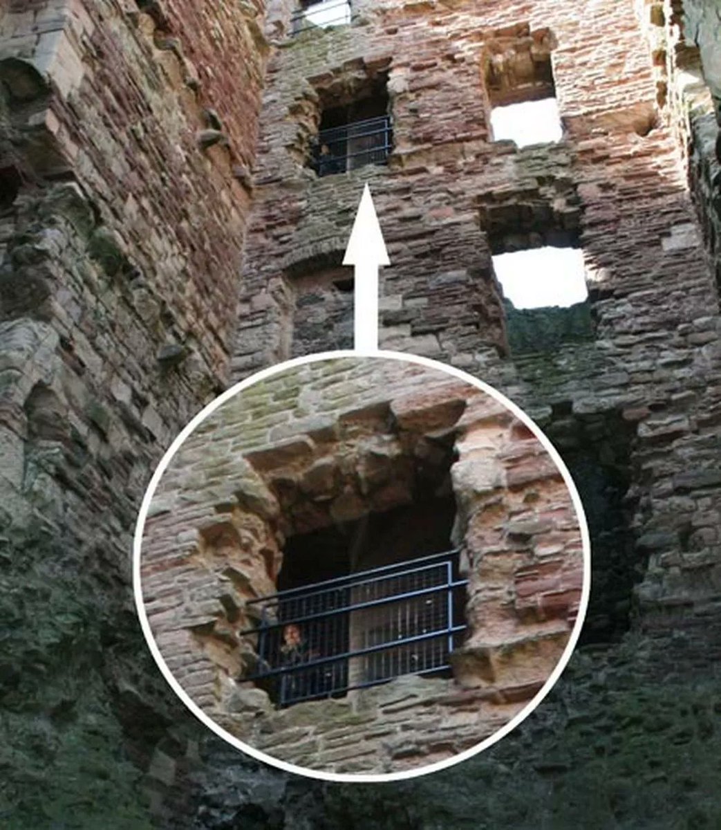 GhostsofDarnell's tweet image. #TantallonCastle near North Berwick. A ruined fortress damaged by an attack from Oliver Cromwell's forces in 1651. The #ghost looks to be in costume but no mannequins or costumed guides are used at the #castle, adding to the mystery of the suspected ghost.
#paranormal