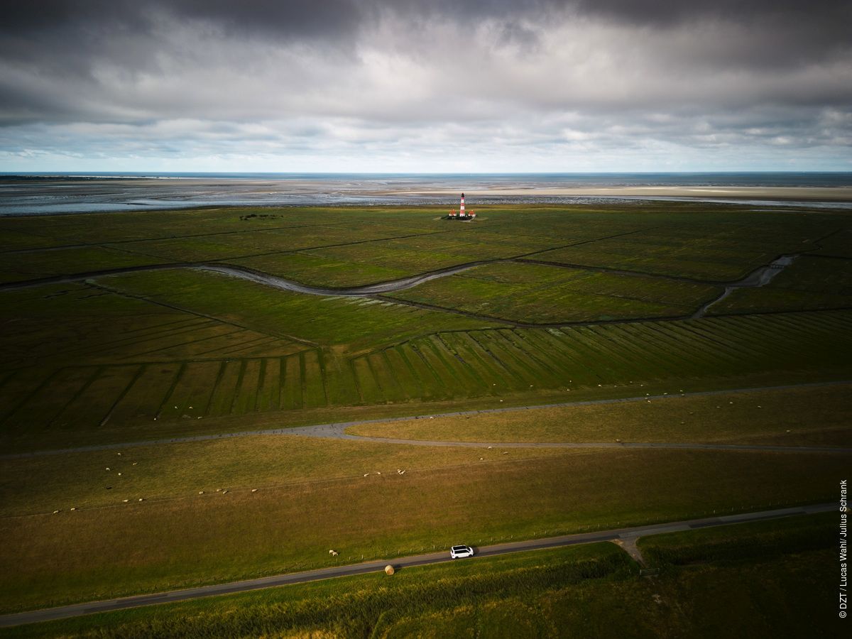 El faro de Westerhever es el punto de referencia más destacado en la península de Eiderstedt. Ha estado en funcionamiento durante más de 100 años vigilando las marismas del mar del Norte, un hábitat de innumerables especies de animales y plantas. Patrimonio UNESCO. 🌟🗼