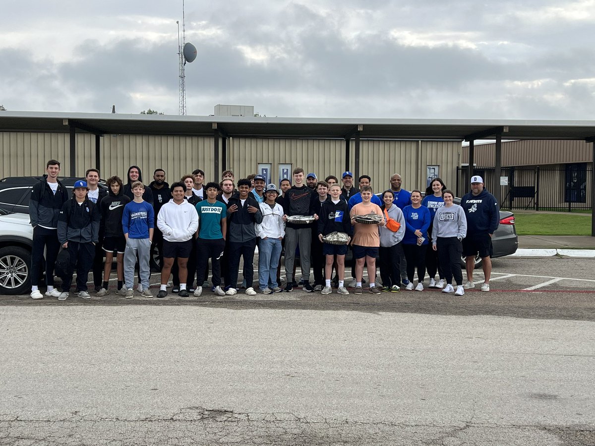 Happy Thanksgiving from our athletic family to yours! Thank you to our athletes for volunteering to package and deliver meals! The Annual Athletic Thanksgiving Food Drive was a huge success again! Thank you to all that donated food and took the time to cook.