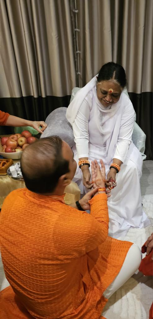 AshwiniUpadhyay's tweet photo. बैंकाक में हो रहे तीसरे वर्ल्ड हिंदू कांग्रेस में माता अमृतानंदमयी जी का आशिर्वाद मिला। https://t.co/1yb8AhYRfn