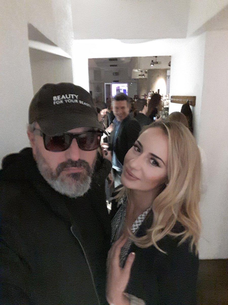 LaufhausKoenig's tweet photo. ..i sog's glei, i waa's nix, ich hab, bis auf die liebe #Abschleppqueen #MargitHaas, nämlich immer nur mit reizenden #Blondinnen im #IlCavalluccio verkehrt..
😉👯🕶👯🤣
#food #austria #vienna #instafood #foodie #foodblogger #yummy #instagood #delicious #foodlover #wien https://t.co/tEf2f961KK