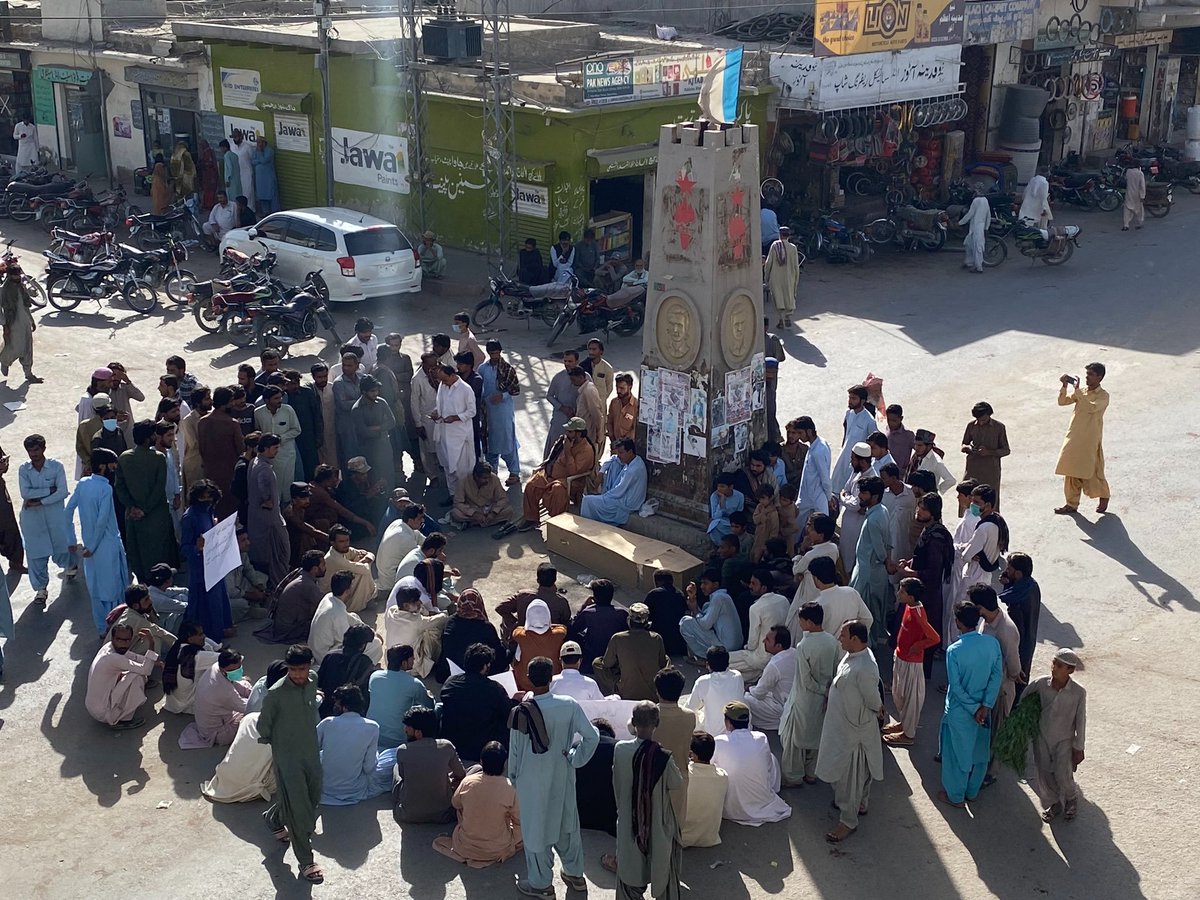EBaloch27213's tweet photo. کب تک ہم اپنے پیاروں کی مسخ شدہ لاشوں کو یوں روڈوں پہ رکھ کر انصاف مانگے گۓ؟ بلوچ قوم کو منظم ہوکر اس ظُلم کے خلاف آواز اٹھانا ہوگا ۔
#StopBalochGenocide https://t.co/WpeDzg5uRk