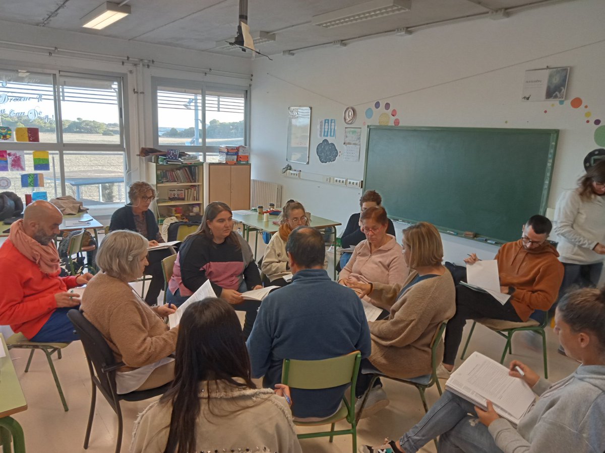 Començam la sessió de formació al CEIP Colònia de Sant Jordi, amb un debat socràtic per parlar de l'avaluació de l'activitat docent guiat per la formadora Joana Maria Oliver.