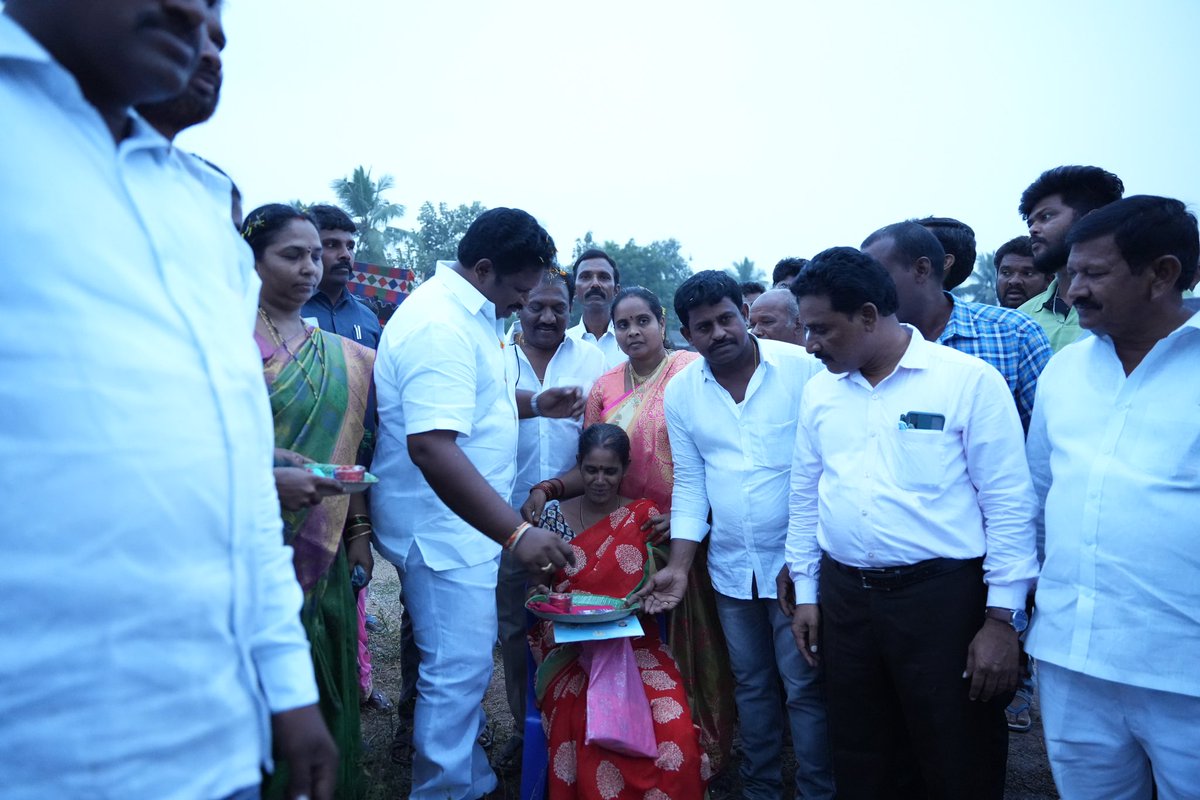 JaggireddyYSRCP's tweet photo. "అభివృద్ధి పథంలో నియోజకవర్గాన్ని పరుగులు పెట్టిస్తున్న ఎమ్మెల్యే చిర్ల జగ్గిరెడ్డి గారు".
రైతన్నలకు తోడుగా...అక్కచెల్లెమ్మలకు అండగా నిలిచిన ఎమ్మెల్యే చిర్ల జగ్గిరెడ్డి గారు.

#Adminpost
#ChirlaJaggiReddy 
#ApGovtWhip
#YSRCPParty
#Jagananna
#Gadapagadapaprogram https://t.co/EG5GQOUXwd