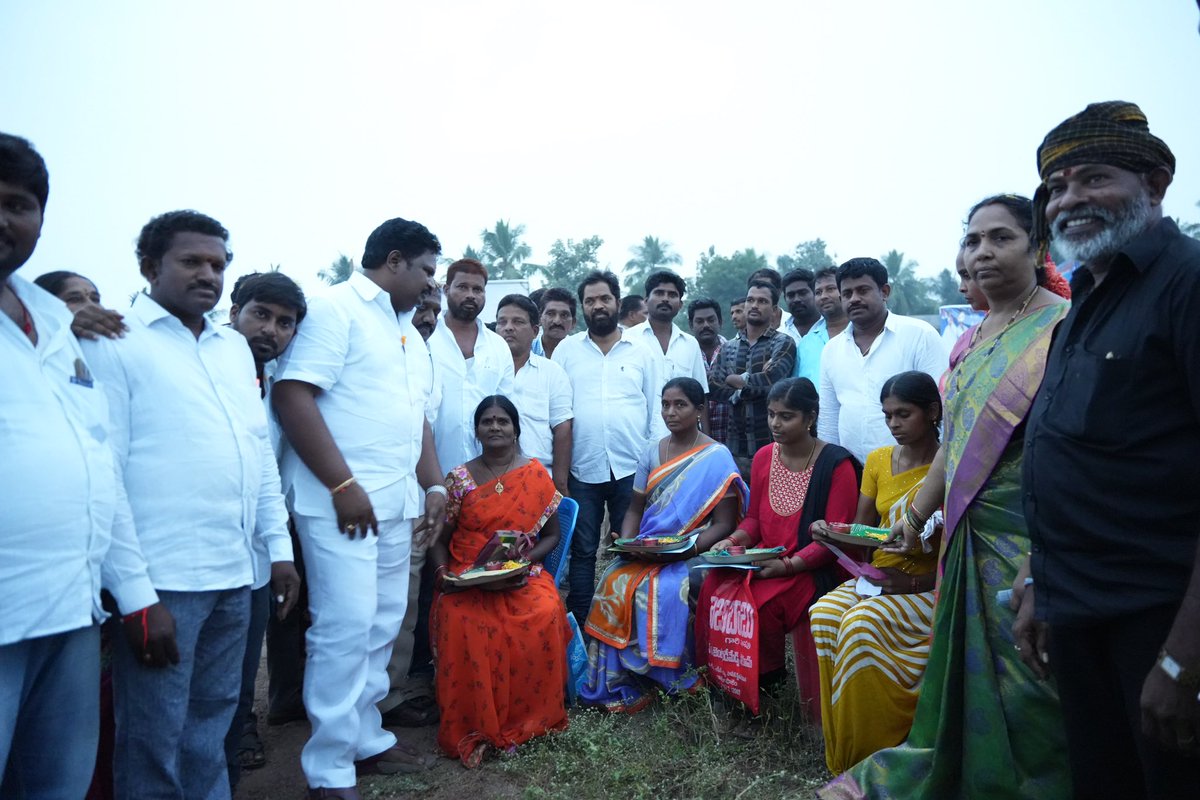 JaggireddyYSRCP's tweet photo. "అభివృద్ధి పథంలో నియోజకవర్గాన్ని పరుగులు పెట్టిస్తున్న ఎమ్మెల్యే చిర్ల జగ్గిరెడ్డి గారు".
రైతన్నలకు తోడుగా...అక్కచెల్లెమ్మలకు అండగా నిలిచిన ఎమ్మెల్యే చిర్ల జగ్గిరెడ్డి గారు.

#Adminpost
#ChirlaJaggiReddy 
#ApGovtWhip
#YSRCPParty
#Jagananna
#Gadapagadapaprogram https://t.co/EG5GQOUXwd