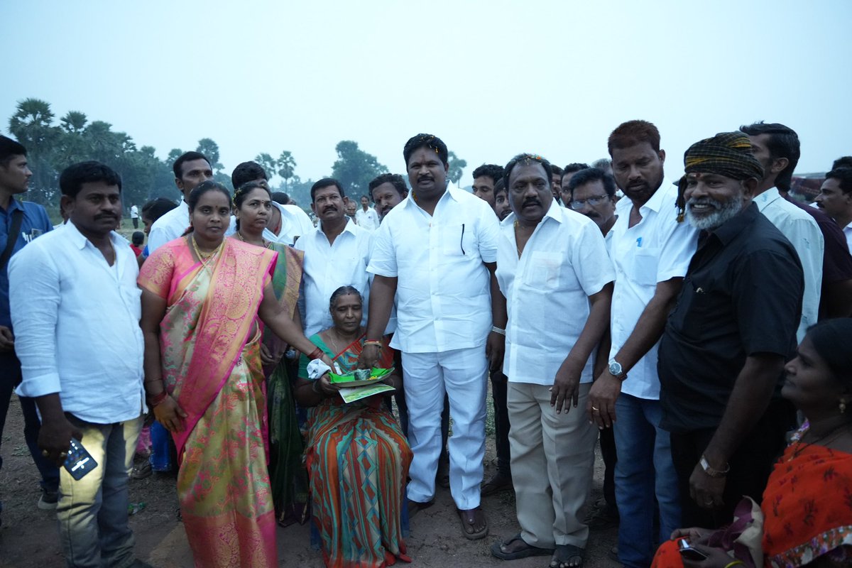 JaggireddyYSRCP's tweet photo. "అభివృద్ధి పథంలో నియోజకవర్గాన్ని పరుగులు పెట్టిస్తున్న ఎమ్మెల్యే చిర్ల జగ్గిరెడ్డి గారు".
రైతన్నలకు తోడుగా...అక్కచెల్లెమ్మలకు అండగా నిలిచిన ఎమ్మెల్యే చిర్ల జగ్గిరెడ్డి గారు.

#Adminpost
#ChirlaJaggiReddy 
#ApGovtWhip
#YSRCPParty
#Jagananna
#Gadapagadapaprogram https://t.co/EG5GQOUXwd