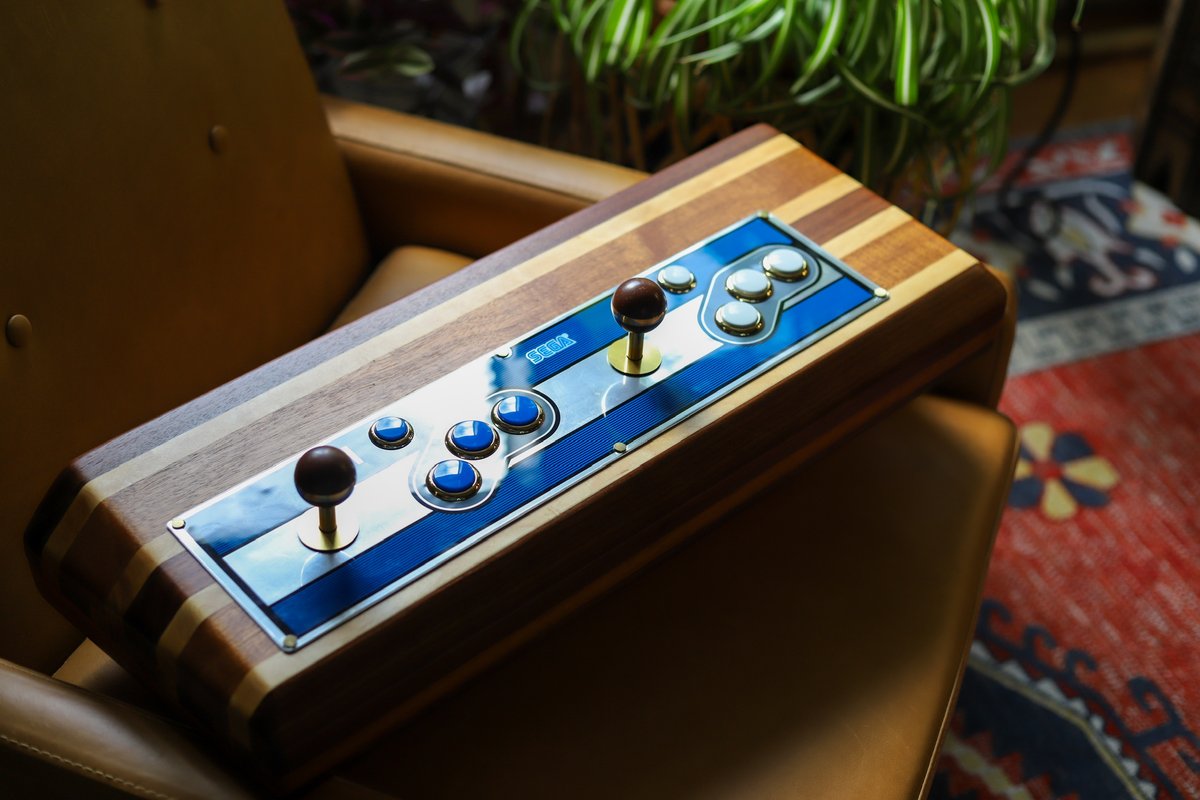 ForgottnAmusmnt's tweet photo. Wood is good. #SEGA #Arcade #自宅ゲーセン #gp2040 #usb2db15 #CoinOpCollection #AEROAXE I’m slowly restoring SEGA Aero City cabinets and I like the size of the CP so I made a AERO CITY arcade stick with African Sapele, Tennessee Maple and Walnut. Currently powered by GP2040-CE (RPi Pico) x 2 with RF Projects USB2DB15 to HAS Supergun. More build details below. 🧵👇:-)