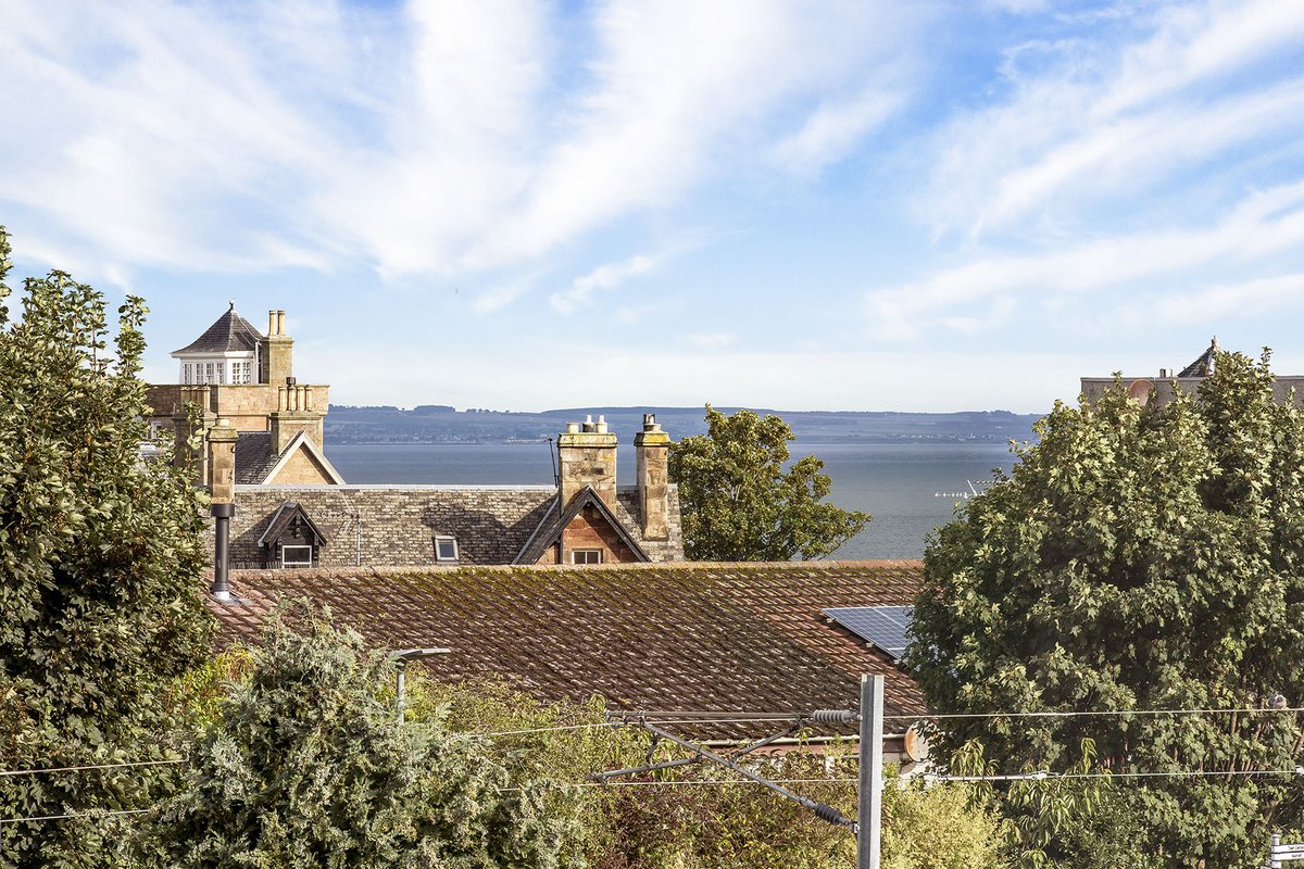 GilsonGrayProp's tweet image. 📍3 Clare Court, North Berwick, EH39 4BZ

Enjoying a quiet courtyard setting, this two-bedroom flat enjoys a large breakfasting kitchen, a sunroom with a balcony, and a private garage and residents’ parking 🤩

💸Offers over £270,000
🔗ow.ly/qtUo50QasvA