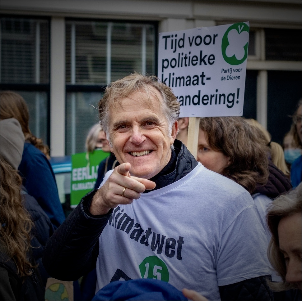 Beste kiezer, dank voor je stem op mij of de partij. Veel warme berichten ontvangen. Gehalveerd in #TK en 25% van vorige kiezers is thuisgebleven. Stof tot nadenken. 
De karavaan trekt verder. Ik ga op zoek naar andere manieren om belang van dieren, natuur en klimaat te helpen.❤️