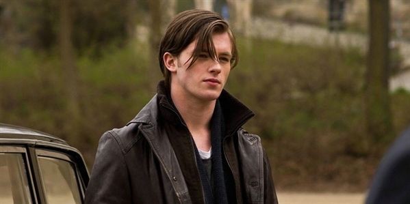 Shawn_Herondale's tweet photo. Todos nombrando a varios personajes literarios en su crush de puberta PERO nadie mencionó a *me pongo de pie* Gideon de Villiers. Para mí tanto el actor y el personaje siempre serán mis eternos crush, IMAGINATE SER ASÍ DE LINDO e interpretar al mejor viajero del tiempo https://t.co/O14PuWmK9A
