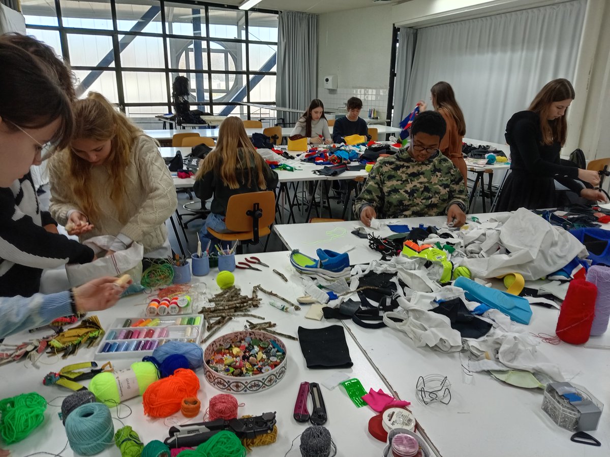 Les élèves de std2a ont pu participer au lancement du  triathlon de la mode éthique. Les élèves devront créer une parure confectionnée à partir de vêtements sportifs afin de promouvoir une mode plus responsable dans le cadre des jeux olympiques de Paris 2024.