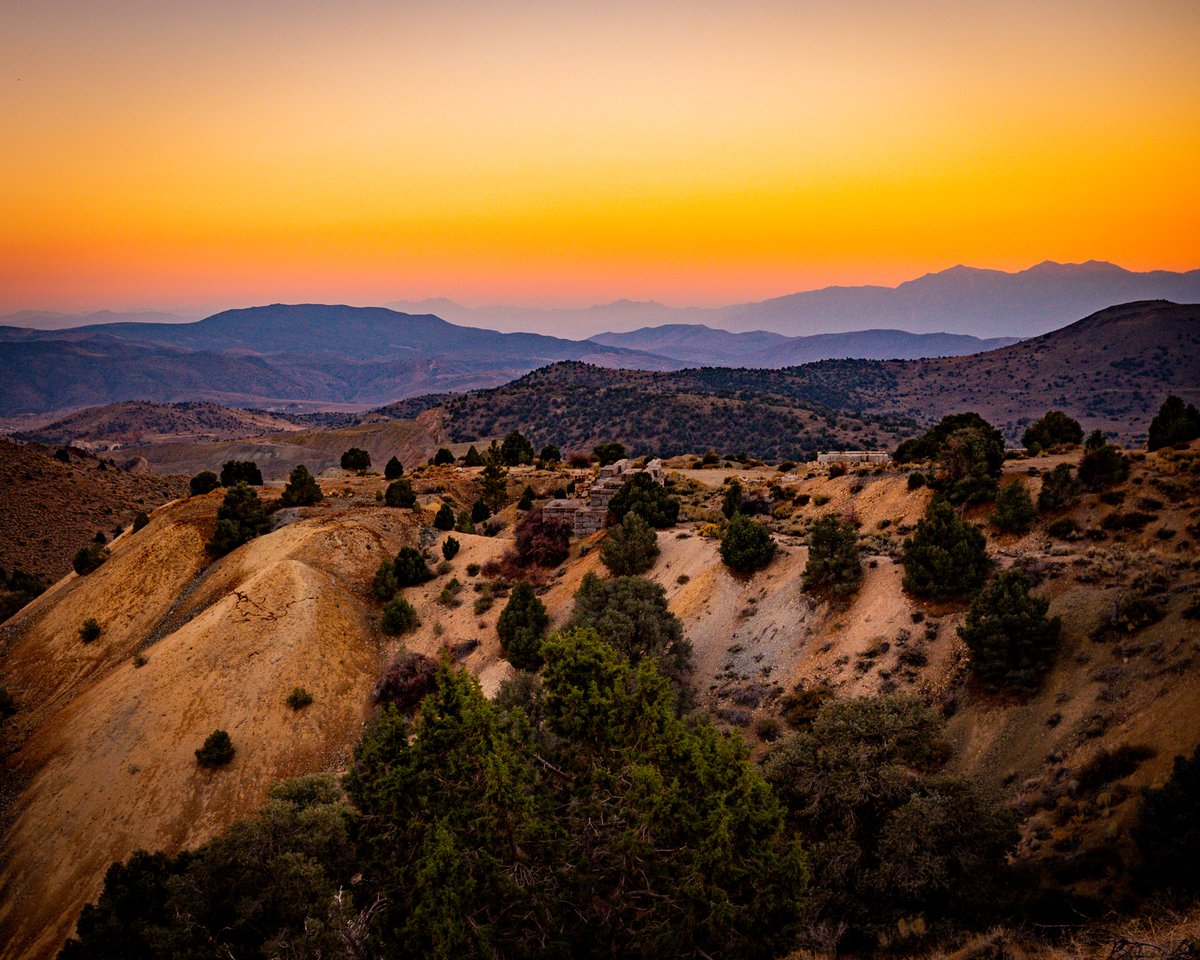 VirginiaCity's tweet photo. This Thanksgiving, Virginia City reflects on the cherished residents and merchants who ensure the pages of our history continue to turn, making our town a living, breathing story. Happy Thanksgiving to you and yours, from Virginia City! ✨ #OnlyInVC

📸 Melody Hoover Photography https://t.co/wFDl2rJsVv