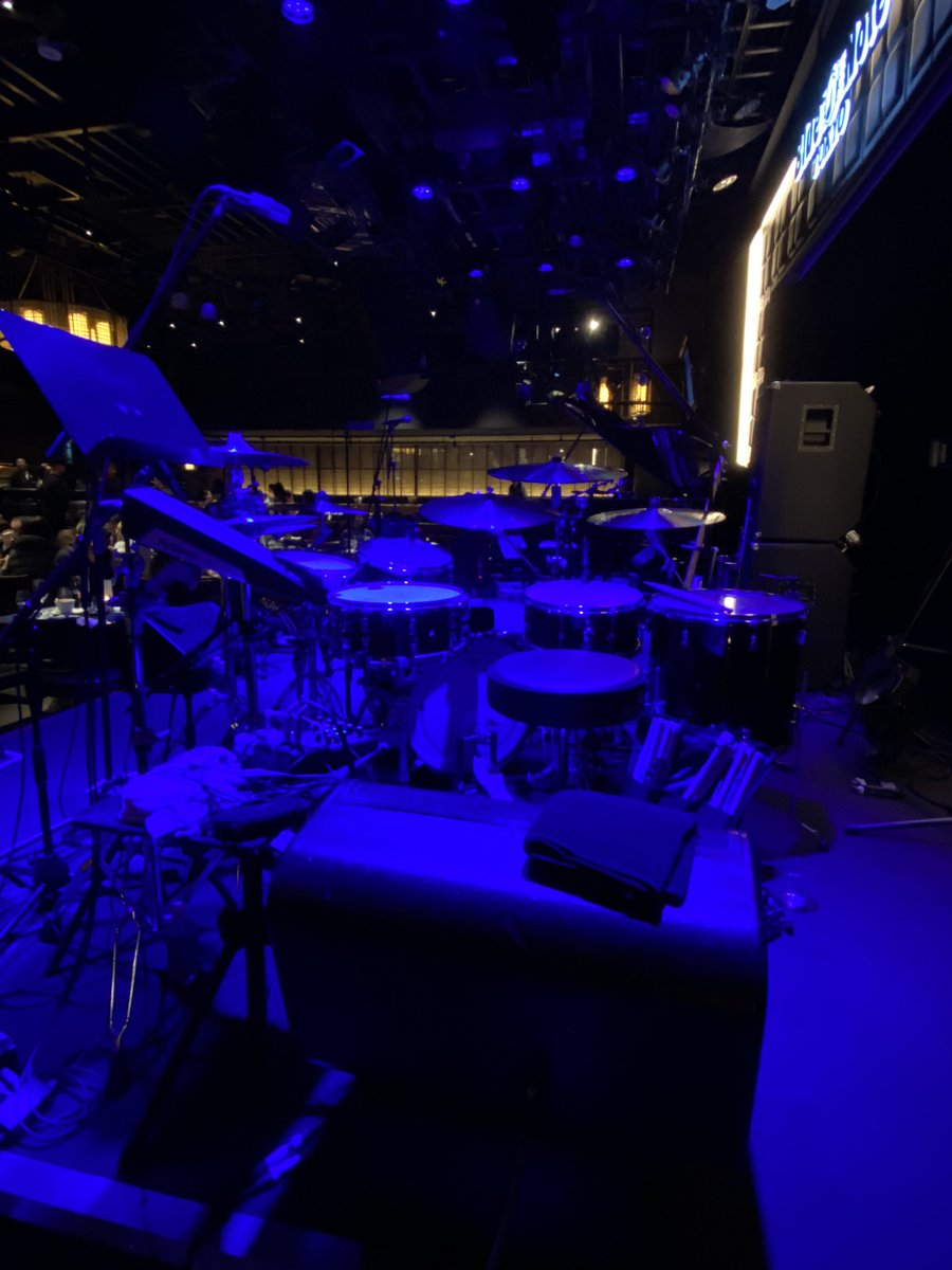 takemas13928201's tweet photo. ザックのドラムセットにはスネアが3台ある!ヴァリエーションに富んだサウンドを叩き出す。
黒田さんはプレイが凄いのは勿論、バンドを纏め上げる力が半端ない。
100分も演奏!
#黒田卓也 #CoreyKing #CraigHill #TakahiroIzumikawa #ReubenCainer #ZachMullings #TakuyaKuroda #ブルーノート東京(3/3) https://t.co/CddAUfmI1p