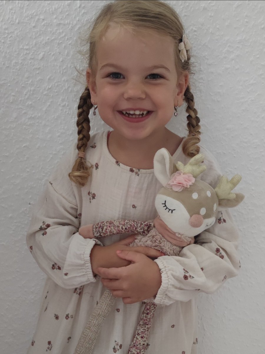 „Aleynas (4) Alltag besteht nur noch aus Einschränkungen und Ängsten. Unsere einzige Chance auf Leben ist eine Stammzellenspende 💔. Ich bitte euch von ganzem Herzen, euch als Stammzellspender:innen registrieren zu lassen!“ so Aleynas Mama Nadine ➡ dkms.de/aleyna