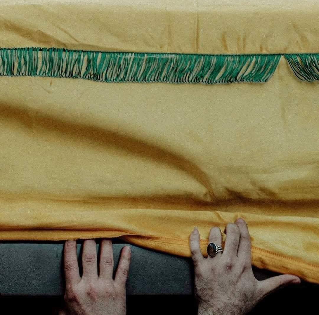 إِلهٰي،
كيفَ تجذَِبُ أَهلَ العِشقِ لِدارِ وِصالِكَ؟
بَل كيفَ يَنسَلِخُ بَنو الهَوَى عَن دارِ الجَوَى،
وَكيفَ يُدرِكُ المَقامَ أَهلُ الغَرامِ؟