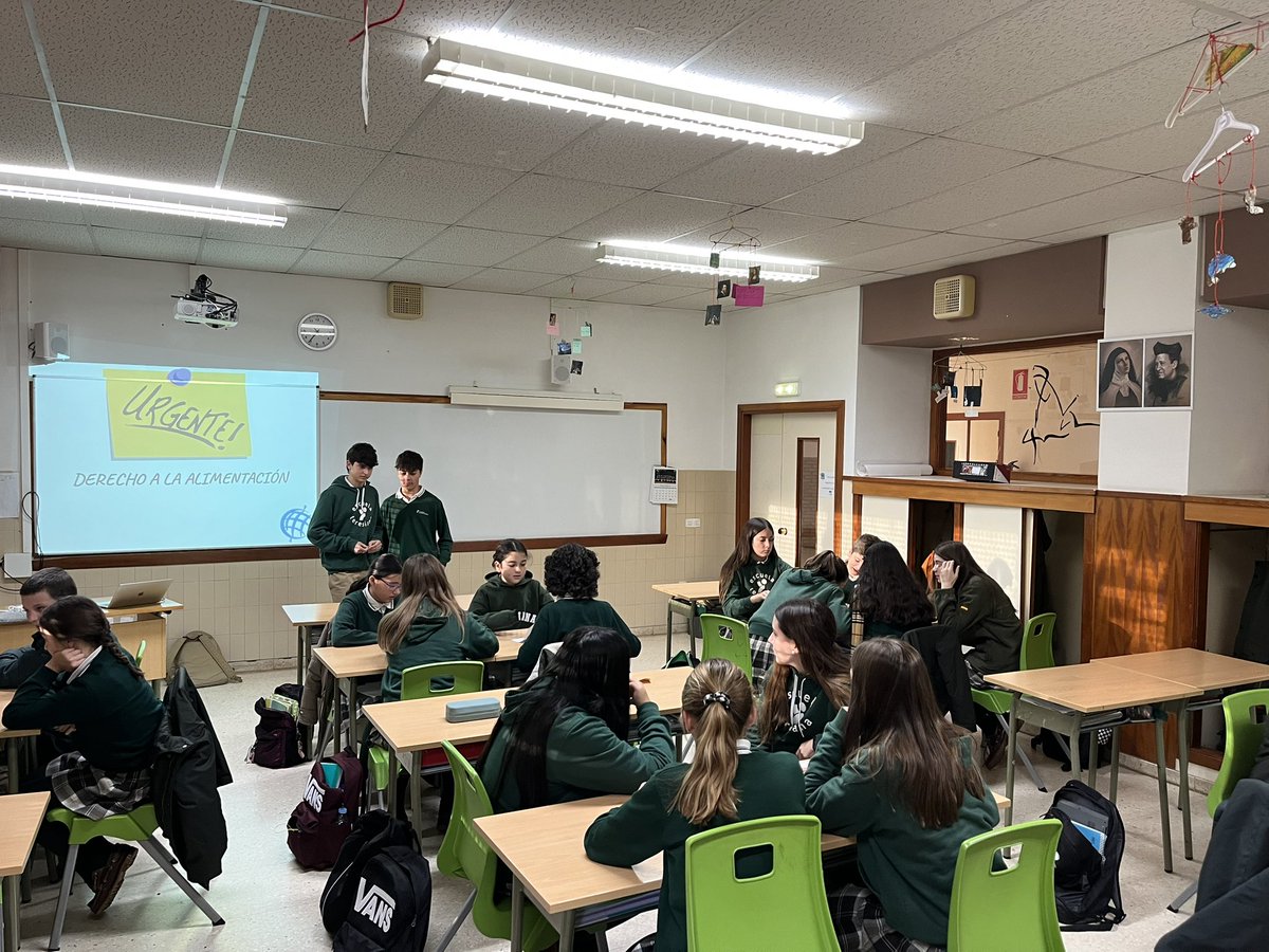 FET_Ov_Pablo_'s tweet photo. Durante la formación de hoy han venido alumnos de 1ºBTO a presentarnos el proyecto de #FUNDEO para este curso en el centro nutricional Ana Mogas en Mitande, Mozambique 🇲🇿 @FET_Oviedo
Haciéndonos partícipes hemos podido entender más fácilmente sus necesidades.
¡Muchas gracias!👏 https://t.co/7JR46CjvXc