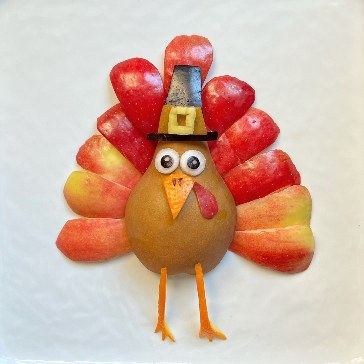 AtmnGloryApple's tweet photo. Happy Thanksgiving! 🧡🦃🎩

📸: @harleysfood_art created this sweet Superfresh turkey using Autumn Glory apples and Bosc pears just for this festive occasion! https://t.co/WpHjJ6VCuj