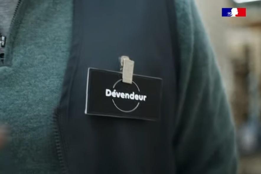 Voilà une profession d'avenir : #devendeur 😘
La prise en compte de l'urgence climatique ne passera pas par la mise en marché de produits résultants du techno-solutionnisme vert, mais par la  génération du besoin du NON besoin !
<a href="/ademe/">ADEME</a>
youtube.com/watch?v=p8GWyf…