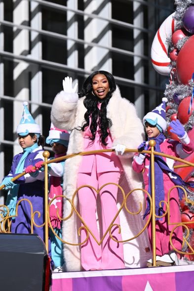 Brandy you look incredible and you sang like an angel! #ThanksgivingDayParade  #Brandy  #ChristmasWithBrandy