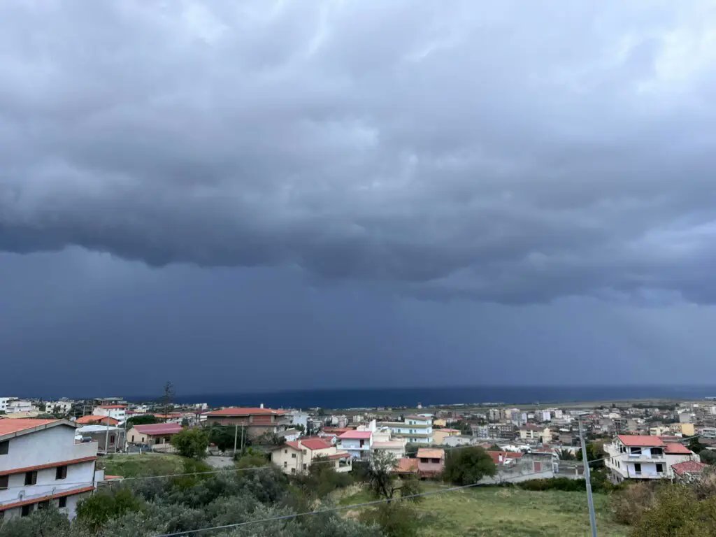 La Shelf Cloud (nube a mensola)  immortalata da Reggio Calabria verso Sud, prima dell’arrivo del temporale che ha colpito stamattina lo Stretto di Messina