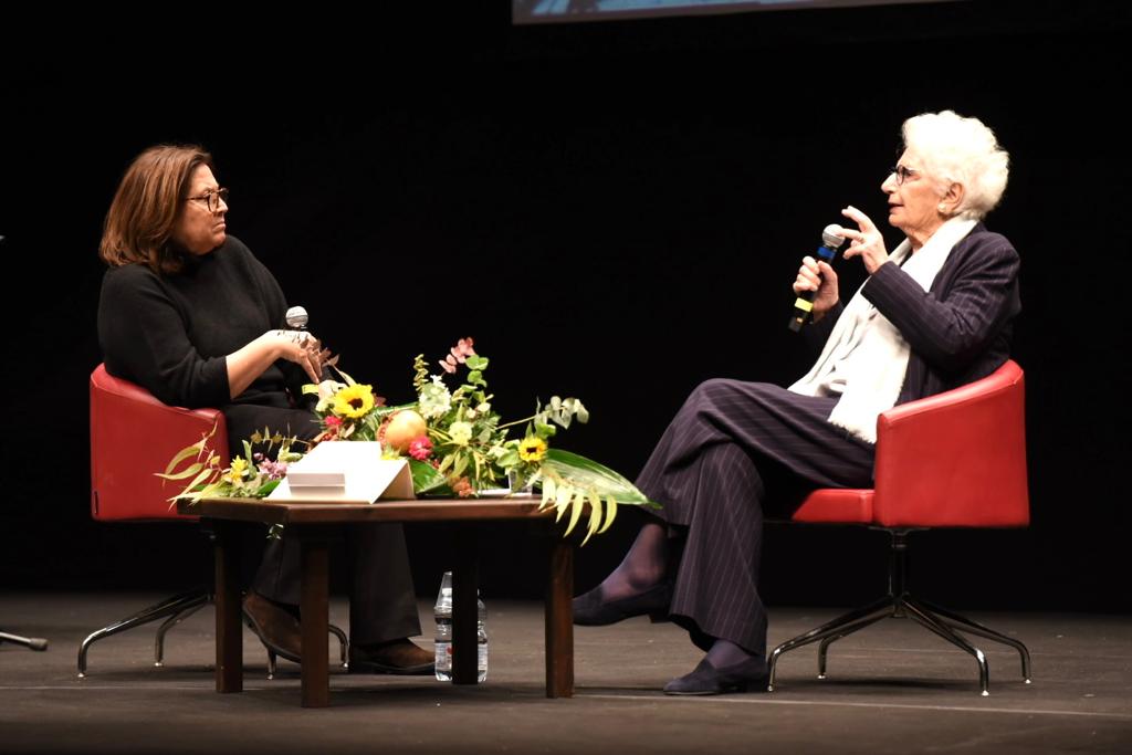 teatrodigenova's tweet photo. "Sono libera e donna di pace".
Le parole di Liliana Segre in conversazione con Lucia Annunziata al Teatro Duse in occasione della consegna del Premio Ipazia all'Eccellenza al Femminile. https://t.co/EtosFMlhkB