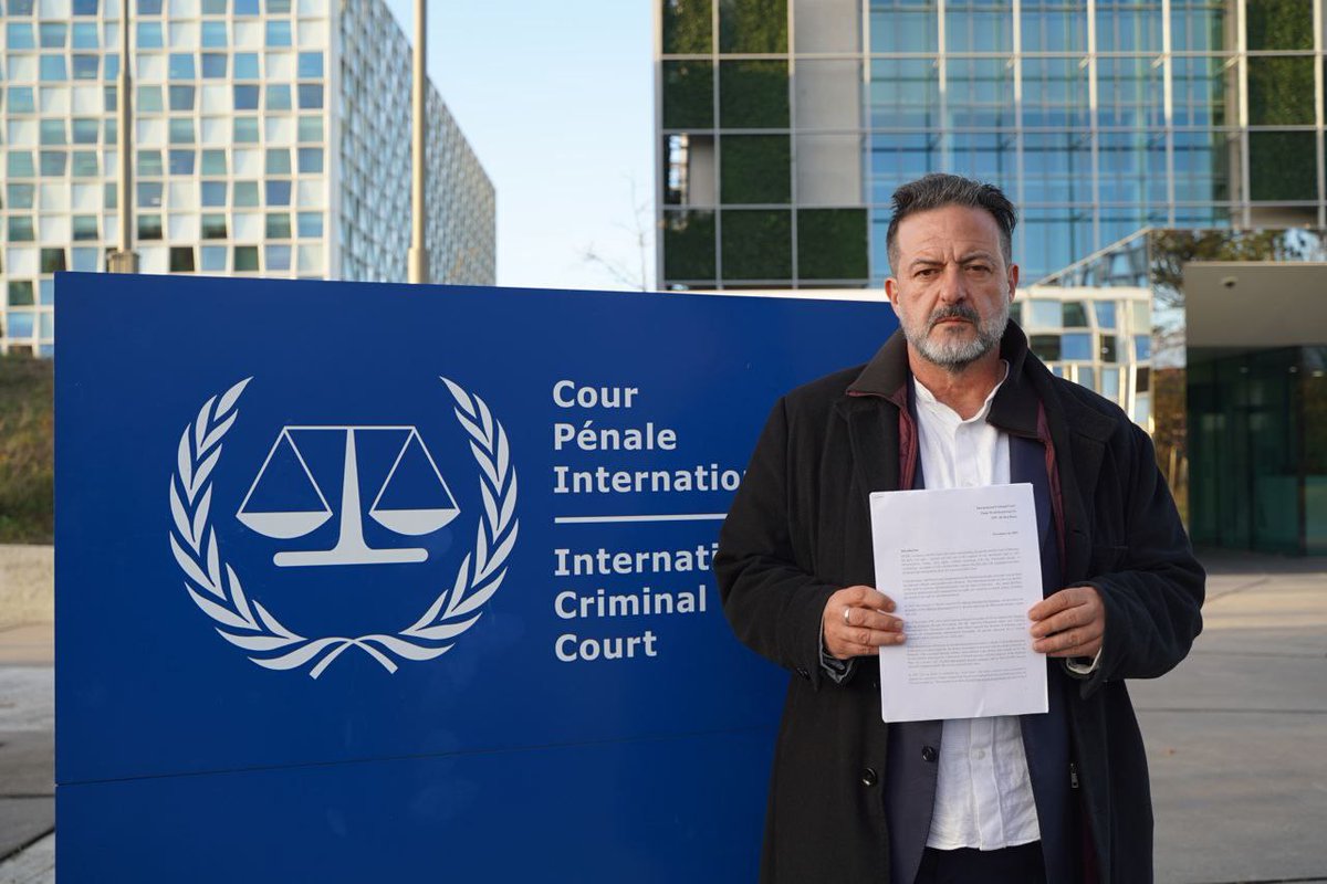 pueblopatriota's tweet photo. Manu Pineda viajó a La Haya.

Estoy en La Haya, en la Corte Penal Internacional, para entregar a la Fiscalía un dossier con todas las violaciones de DDHH y crímenes de guerra cometidos por el régimen israelí en #Palestina. https://t.co/nvMHHRRLJr