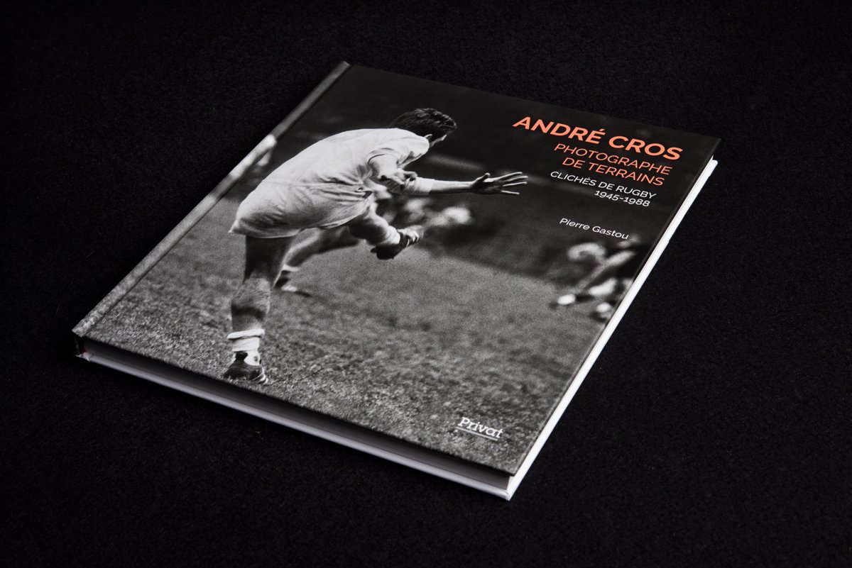 📆 L'#exposition « #AndréCros, #photographe 📸 de terrains. Clichés de #rugby 1945-1988 » proposée à la Médiathèque Cabanis (@bib_toulouse) est prolongée jusqu'au 10 décembre ! 📖 Et pour garder la trace de votre visite, le catalogue est également dispo : editions-privat.com/nos-livres/cul…