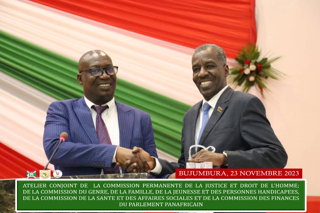 nshingamateka's tweet photo. 3/3 A cela s'ajoutent le principe de faire respecter les droits de l'homme &amp; avoir l'attitude de pouvoir bien mener la diplomatie parlementaire. Après le point de presse, le parlement burundais a octroyé des cadeaux aux participants étrangers à cet atelier. https://t.co/npJplPidXm