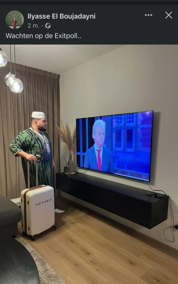 yoyen's tweet photo. Lewat jam 22.00 semalem setelah hasil awal mulai keluar, makin jelas PVV menang, ada dark joke bro Ilyasse  viral di sini.  Wachten op de Exitpoll (nunggu exit poll). Ini dia bawa koper karena sayangnya sentimen anti imigran menguat, imigran mungkin disuruh pulang ke kampungnya. https://t.co/RP3VcOr3ya