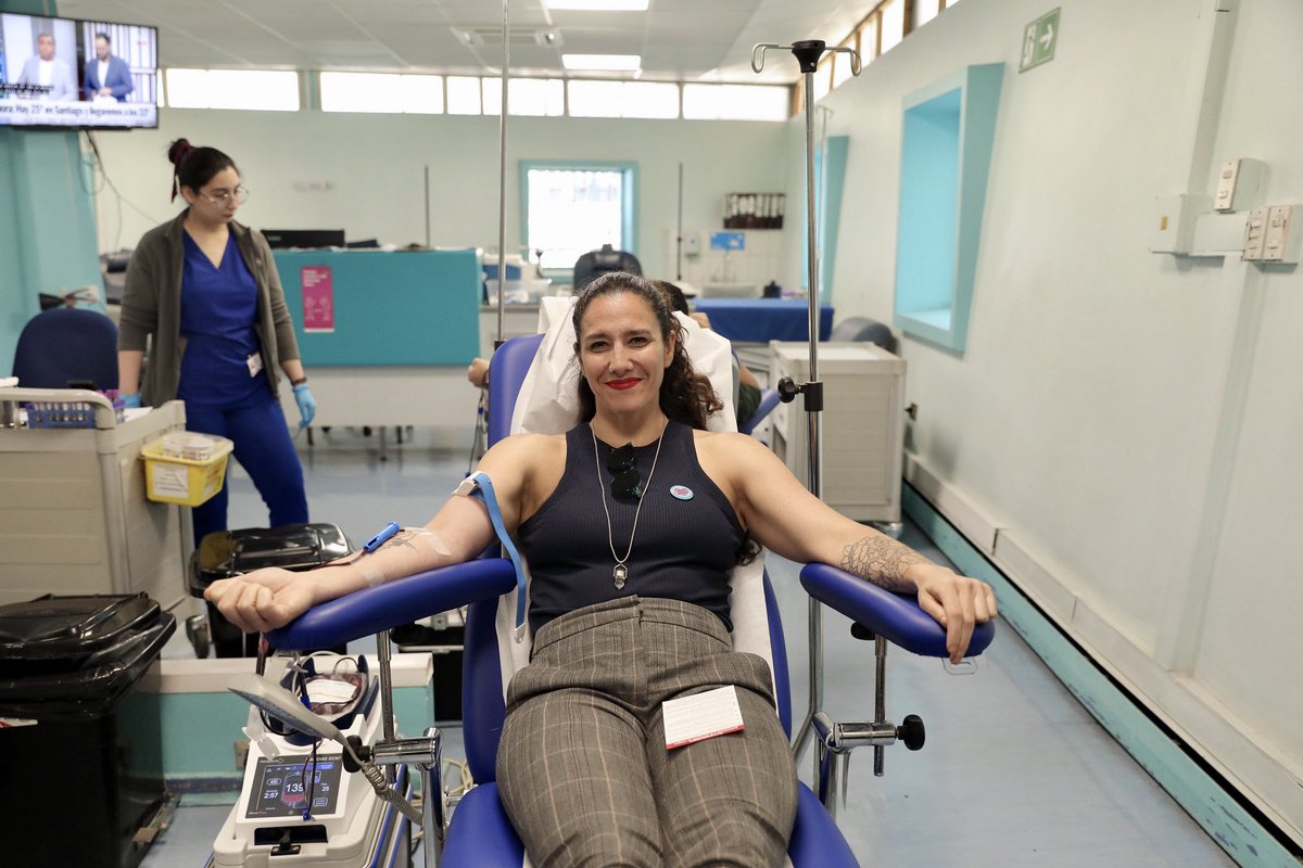 camila_vallejo's tweet photo. ¡Donar sangre salva vidas! ❤️‍🩹Junto a la subsecretaria de Salud Pública, @AlbagliAndrea, nos encontramos en @DonaSangreStgo para donar sangre y ayudar a otros 🫶🏻❤️ https://t.co/9sOmXguvUQ