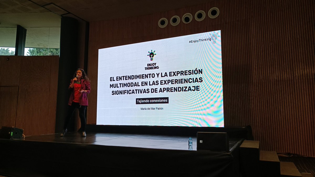 lau_morera's tweet photo. Marimar Patrón nos da ideas de cómo podemos hacer conexiones. Nos abre la mirada, y a parte de tener como objetivo hacer actividades de suelo bajo, techo alto y paredes anchas, añade también de paredes permeables! #EnjoyThinkingMX https://t.co/EXx7rmbH8t