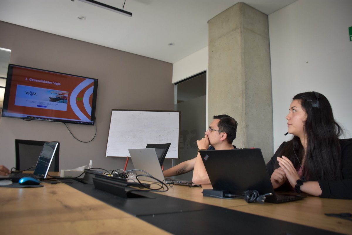 Supertransporte's tweet photo. La #SuperTransporte llevó a cabo una jornada de capacitación dirigida al gremio de transporte de carga @Colfecar, con el propósito de aclarar dudas y resolver inquietudes sobre el sistema Vigía y las obligaciones asociadas a este aplicativo. #NosMovemosPorLaLegalidad https://t.co/5xrstwfRE5