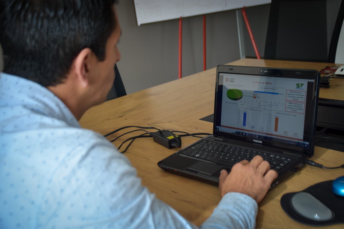 Supertransporte's tweet photo. La #SuperTransporte llevó a cabo una jornada de capacitación dirigida al gremio de transporte de carga @Colfecar, con el propósito de aclarar dudas y resolver inquietudes sobre el sistema Vigía y las obligaciones asociadas a este aplicativo. #NosMovemosPorLaLegalidad https://t.co/5xrstwfRE5