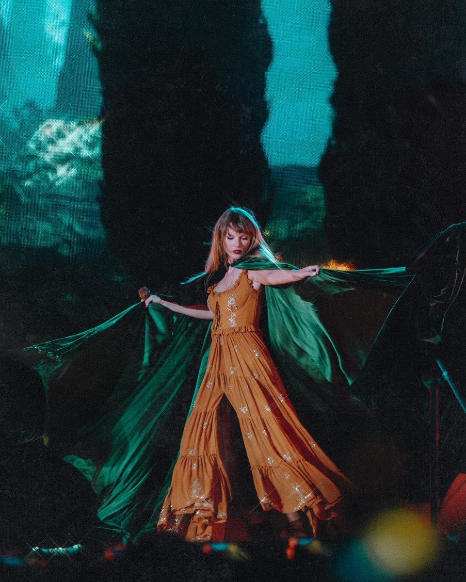 hourlyswift's tweet image. 