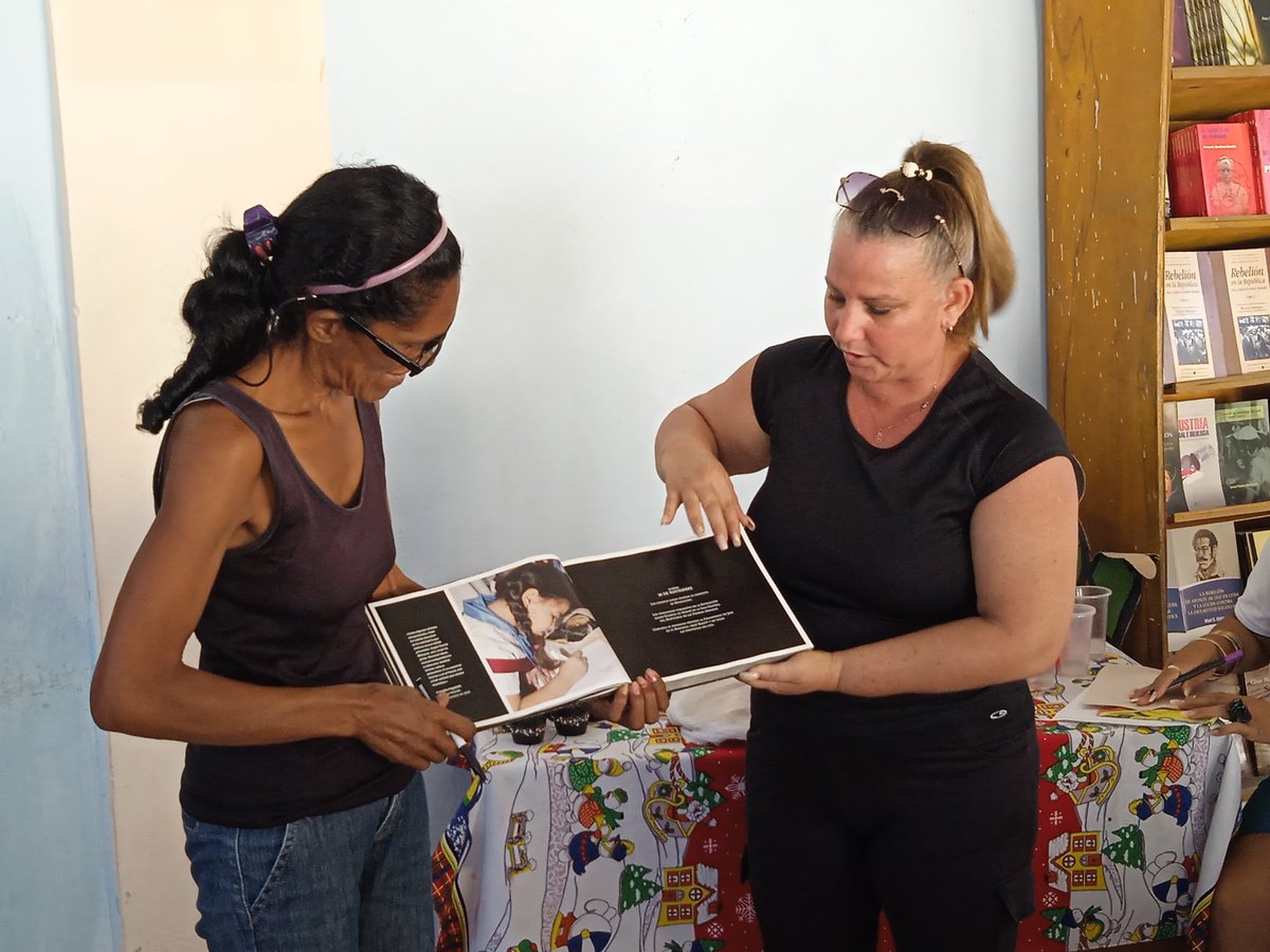 El espacio "Contar la Historia" en la Librería Liberación de Angola, rindió Homenaje este #23DeNoviembre al Líder de la Revolución Cubana Fidel Castro, en el 7mo aniversario de su desaparición física #TercerFrente #SantiagodeCuba
#FidelPorSiempre <a href="/KarinaCS3Frente/">Karina Cedeño Salinas</a> <a href="/Yuniorsantiago7/">Yuniorsantiago</a>