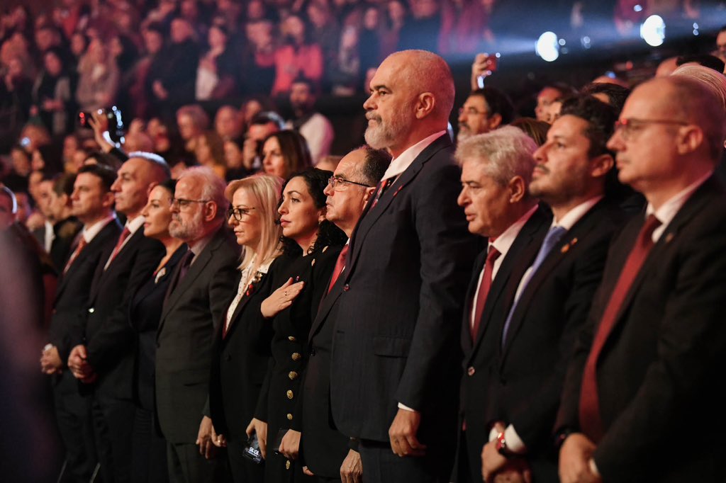 Përkundër rrethanave të vështira historike, mërgata jonë ka mbetur thellësisht e lidhur me atdheun, duke i mbetur besnike rrënjëve.

Sot në #SamitiDiasporësIII në Tiranë e theksova rolin historik të mërgatës sonë si shtyllë e lëvizjes kombëtare për liri e pavarësi të shqiptarëve.