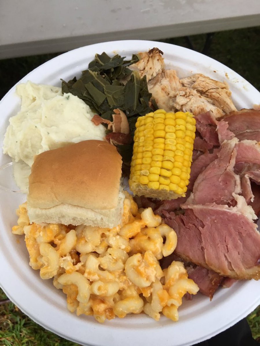 eagiesbetter's tweet image. 11:30 and the food is served, get you some white folks in your life!!