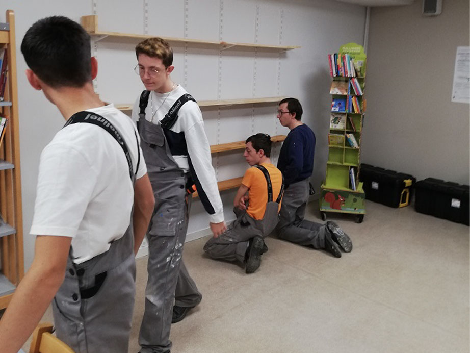 Les IMTB2 de St Joseph La Salle, montrent leurs talents au CDI. Cette année le CDI a 30 ans ! L’occasion de réorganiser les espaces. La section EGPA, les IMTB2, sous la houlette d’Eric Planchais ont oeuvré pour que tout cela soit possible. 
#formationpro #lyceeprofessionnel